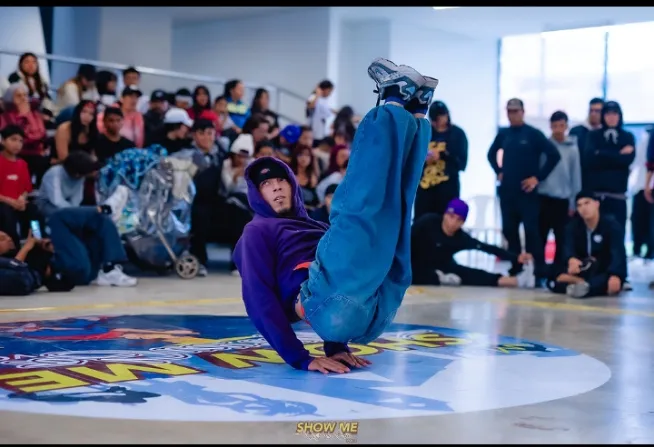 King Flow ejecutando power move en competición