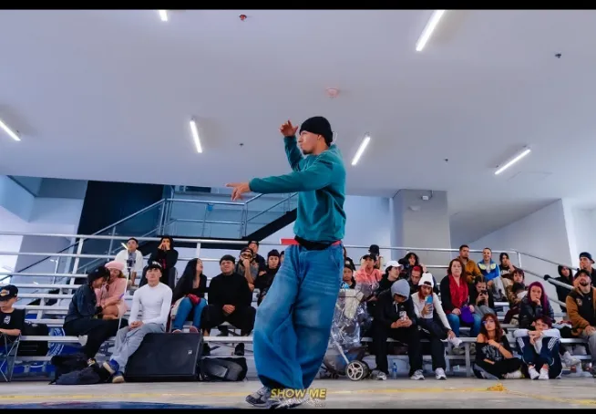 King Flow en toprock durante batalla de breakdance