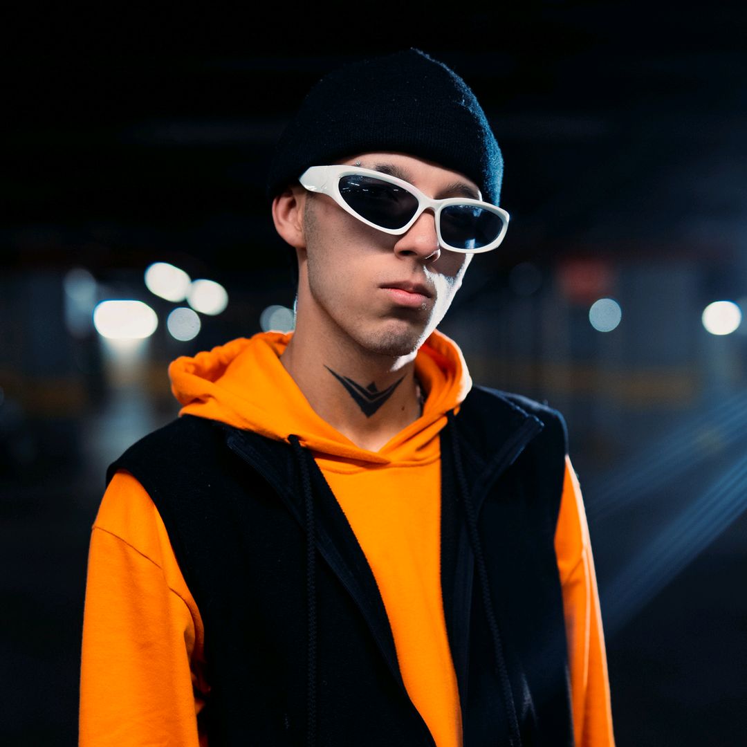 King Flow – retrato artístico estilo urbano nocturno