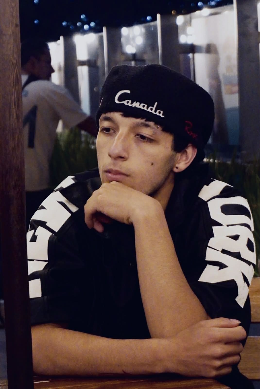 King Flow retrato nocturno con gorro Canada