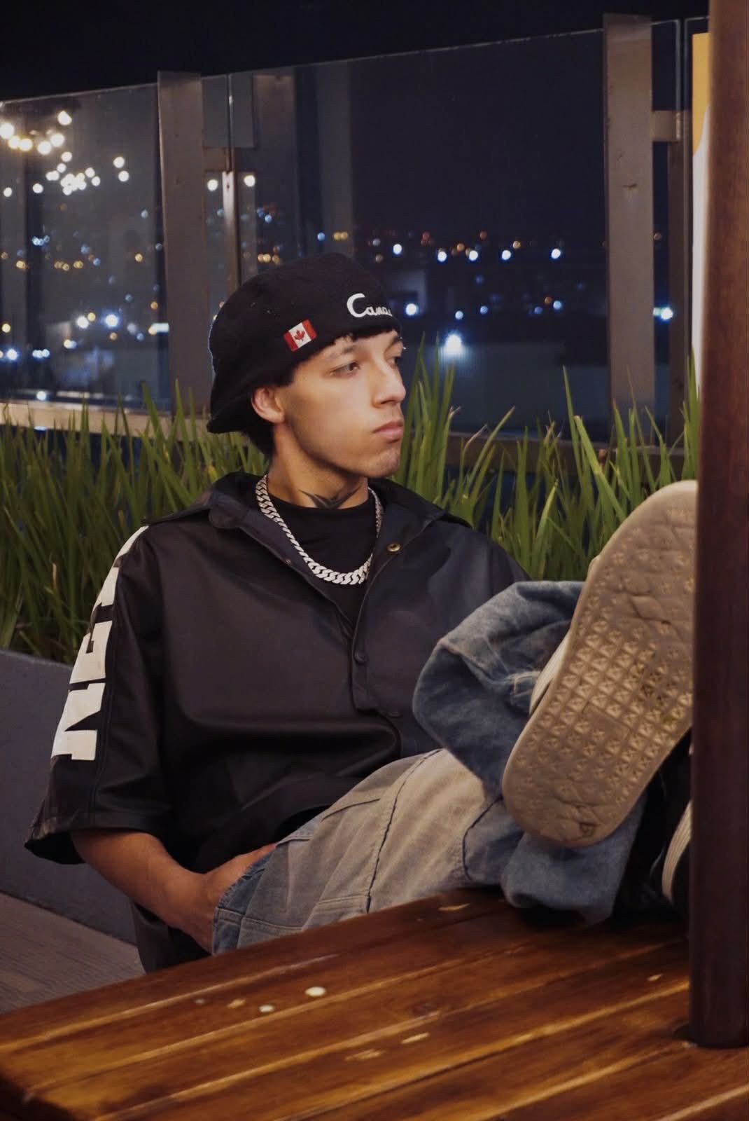 King Flow retrato pensativo ambiente nocturno